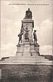 Monument du comte de Chambord avec l'ensemble de sa statuaire en bronze, ses murs, sa grille et le sol d'assiette de son jardin