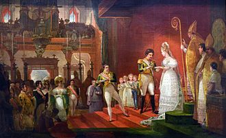 Под красным балдахином в церкви в стиле барокко мужчина в военной форме надевает кольцо на палец женщины в изысканном белом платье, на котором присутствуют 4 маленьких ребенка, епископы и другие зеваки.