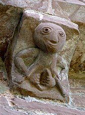 Ein steinernes Sheela-na-Gig-Relief an einer Kirche in Herefordshire