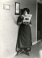 Sophie de Vries-de Boer (nl) portant une jupe-culotte dans les bureaux de Het Leven. Geïllustreerd (nl). (1911).