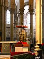 La Majesté de Sainte Foy tenant des roses, exposée dans l'abbatiale le jour de la Sainte Foy (octobre 2010).