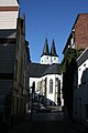 Ein Straßenzug in Iserlohn, Südengraben, Blick auf Kirche