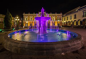 Nicht view o the illuminatit foontain in front o Teatro Principal, Puebla, Mexico.