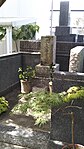 田上菊舎の墓と右隣にある頌徳碑