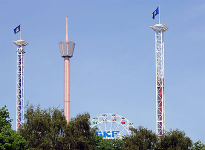 Bild från 2008 med Höjdskräcken till vänster, Uppskjutet till höger, och Lisebergstornet och Pariserhjulet i mitten.