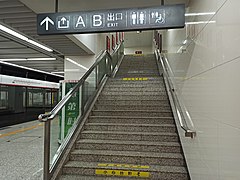 过轨通道楼梯口，前往终点一侧的站台，上方即为过轨通道