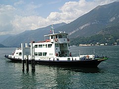 Ferry Ghisallo transportant des voitures, le jour.