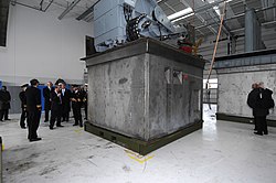 Le conteneur StanFlex portant le sonar tracté à immersion variable exposé dans un hangar devant des officiers