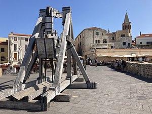 29/09: Catapulta de la muralla de l'Hospital amb lo campanil de la Catedral de l'Alguer al fondo.