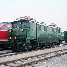 Museumslokomotive 1670.25 bei der Fahrzeugschau „Großer Bahnhof für große Züge“ in Wien im Bahn-Jubiläumsjahr 1987