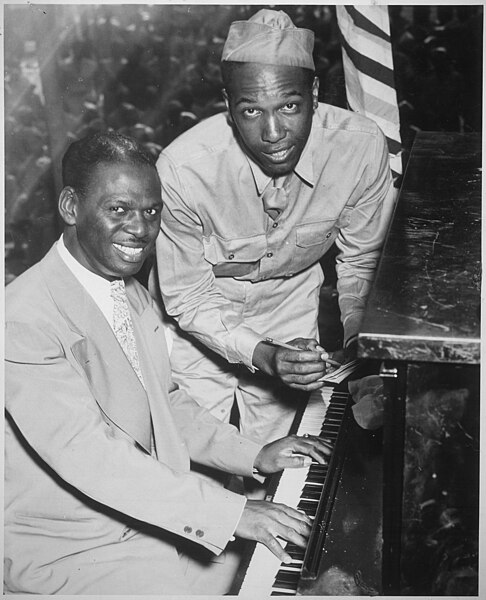 Fil:"Earl `Father' (Fatha) Hines, a great swing musician, is shown with Pvt. Charles Carpenter, former manager of the Hines - NARA - 535834.jpg