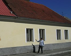 U svého rodného domu v Dírné v roce 2004 , foto Jan Rajlich ml.