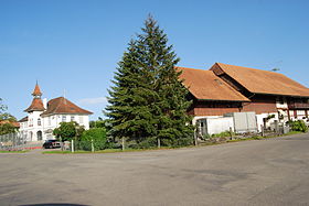 Galmiz, links im Bild das Schul- und Gemeindehaus