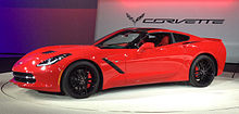 Photographie d'une Corvette C7 rouge vue de côté.