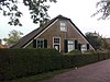 Boerderij, langhuistype, in top kruisvensters, deels rietgedekt