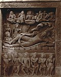 Haut-relief Sud. Vishnou sommeillant sur Ananta. En ht. Brahma, Indra, Skanda. À g. Shiva et Parvati. En bas, armés: Passion et Ignorance