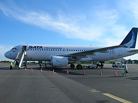 Airbus A320 de la SATA Air Açores Internacional en provenance de Lisbonne, sur le tarmac de Maupertus, le 23 septembre 2006.