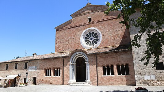 La façade de l'église abbatiale.