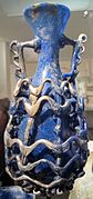Botella azul y blanca con asas en forma de ánfora. siglo I. Museo Guimet.