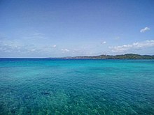 Coast line of Roatan Island in Honduras. The bay Islands are part of the mesoamerican coral reef system. Due to this, the authorities have made huge investments for its preservation. Arrecife coralino de Roatan.jpg