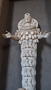 Artémis polymaste, copie romaine, IIe siècle, Galerie des Candélabres, musées du Vatican.