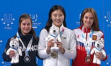 Les trois médaillées des universiades d'hiver 2019 souriantes.