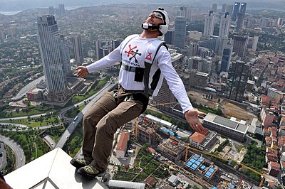 BASE jumping z istanbulského Sapphire Tower