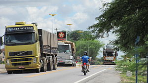 BR116 O pesado tráfego de caminhões na Cidade