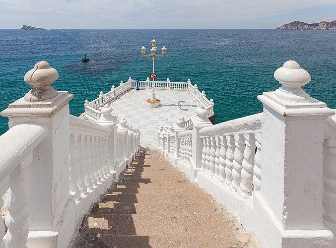 «Средиземноморский балкон» в Бенидорме. Слева виден остров Бенидорм.