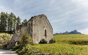 Ruína Chanoua em Ardez, Cantão dos Grisões, Suíça. Do povoado de Chanoua restam apenas as ruínas de um edifício, referido nos antigos estatutos municipais como um pequeno conjunto de casas em torno de uma capela. Estes podem ser os restos de um antigo armazém, indiscutivelmente o edifício mais importante do povoado. (definição 4 838 × 3 024)