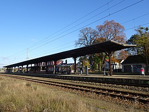 Bahnhofsanlage mit Mittelbahnsteig und Empfangsgebäude