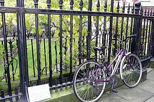 English: Bicycle at Inner Temple The sign says...