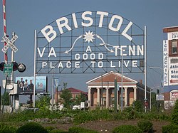 A sign welcomes visitors to the twin cities of Bristol, Virginia and برسٹل، ٹینیسی.