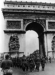 Deutsche Truppen am Arc de Triomphe