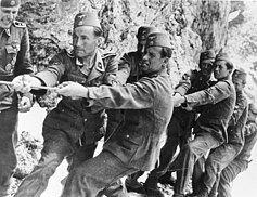 Солдаты дивизии в горах, май 1944