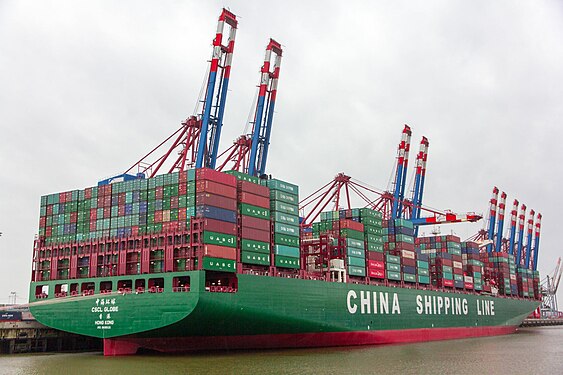 "CSCL Globe" am 15. Januar 2015 in Hamburg im Waltershofer Hafen