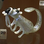 Chat ou écureuil. Verre blanc et verre bleu. L. 9,6 cm. Empire romain. Musée des Beaux-Arts de Lyon[149]