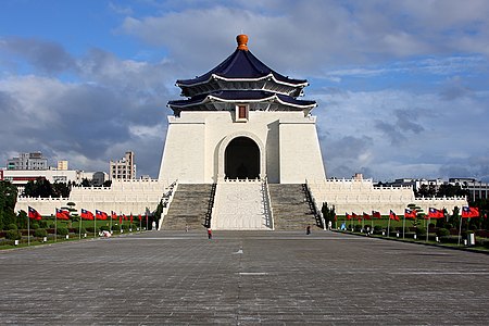 Çan Kay Şek Anıt Mezarı, Çin Cumhuriyeti (Tayvan)'nin başkenti Taipei'nin Chuncheng semtinde bulunan ve eski devlet başkanı Çan Kay Şek anısına yapılan anıt mezar kompleksidir. Anıt mezar, Çan'ın 90. doğum yıldönümüne denk gelen 31 Ekim 1976 tarininde temel atma töreniyle inşaata başlanıp ölümünün 5. yıldönümüne denk gelen 5 Nisan 1980 tarihinde halka açıldı. (Üreten: AngMoKio)