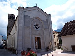 Chiesa parrocchiale arcipretale di Santa Maria delle Grazie ad Andreis. Sono ben visibili la facciata e il campanile.