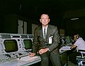 Chris Kraft pri konzole letového riaditeľa, 15. august 1965