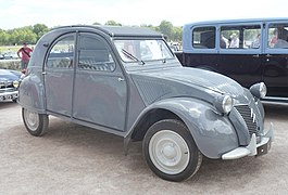 Citroën 2CV A/AZ avec capot moteur ondulé.