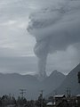 Columna eruptiva del volcà, vista des de la ciutat de Chaitén.