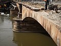 Rückbau der Sandsteine (Gesims) und Entfernung von Teilen der Füllung im Bereich des Gehwegs