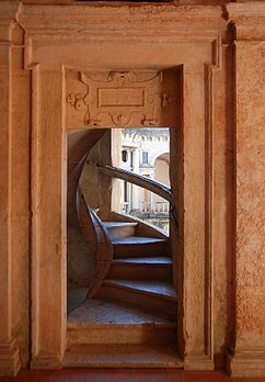 Escalier en colimaçon senestrorsum dans le cloître de Jean III, datant de la Renaissance, l'un des huit cloîtres des couvents de l'ordre du Christ à Tomar (Portugal). (définition réelle 2 515 × 3 617*)