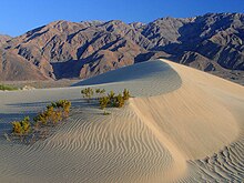 220px-Death-valley-sand-dunes.jpg