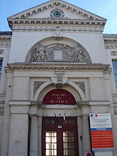 Photographie de l'entrée du palais de justice