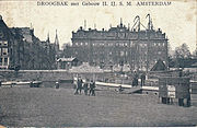 Politieposthuis links voor Droogbak circa 1900