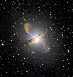 Složený snímek galaxie Centaurus A. Autor: ESO/NASA.