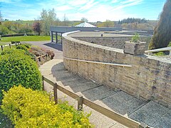 L’escalier en pente douce qui relie le centre Jeanne Courtel à l’accueil du sanctuaire Notre-Dame de Toute Aide au hameau de Querrien à La Prénessaye dans les Côtes d’Armor.