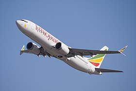 ET-AVJ, le Boeing 737 Max 8 impliqué, ici décollant de l'aéroport international de Tel Aviv le 8 février 2019, un mois avant l'accident.